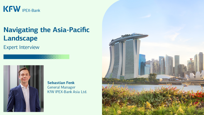 Portrait Sebastian Fenk and view of Singapore