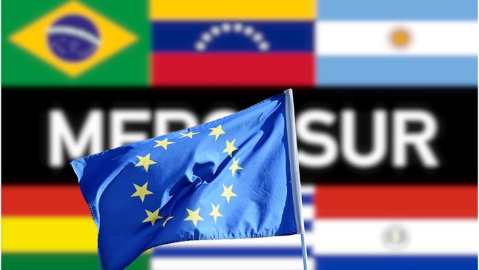 Europaflagge vor der Aufschrift MERCOSUR; Flaggen der Mercosur-Staaten im Hintergrund