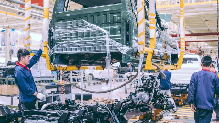 Arbeiter in einer Autofabrik