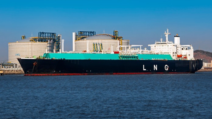 LNG-Schiff am LNG-Terminal festgemacht 