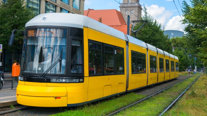 Straßenbahn an einer Haltestelle