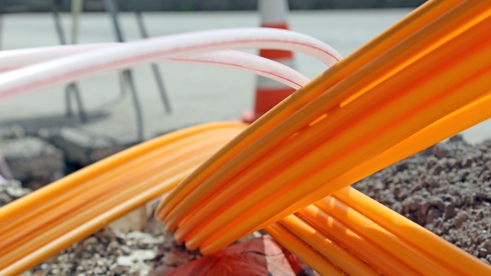 orange und rosafarbene Kabel ragen aus der Erde