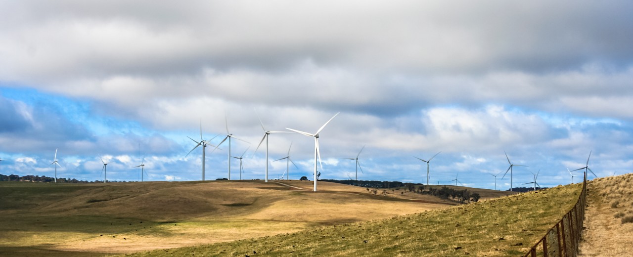 viele Windräder auf weitläufiger Ebene