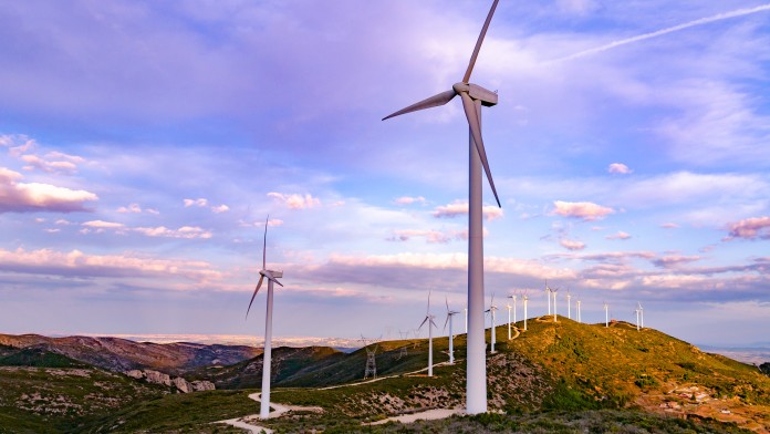 viele Windräder auf hügeliger Landschaft