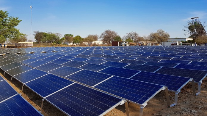 viele Solarpanele auf einem Feld