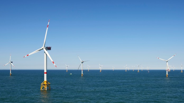 Viele Windräder stehen im Meer