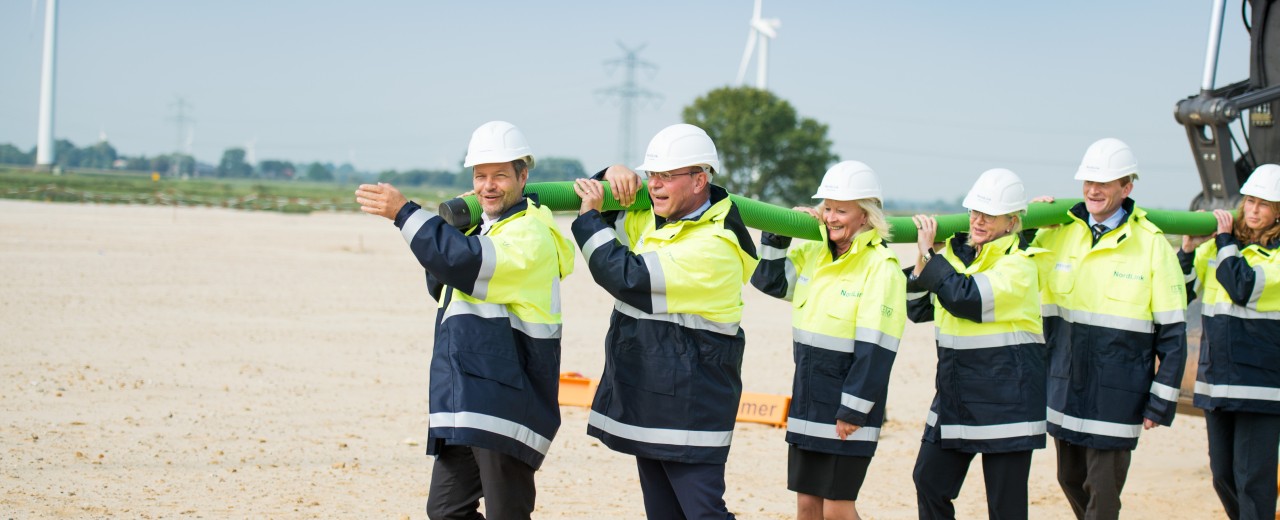 symbolischer Kabeleinzug für Seekabel zwischen Norwegen und Deutschland