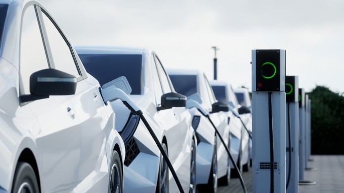Weiße E-Autos an Ladesäule