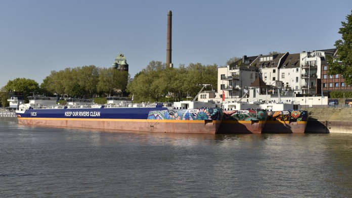 INEOS Binnengastanker am Schiffsanleger