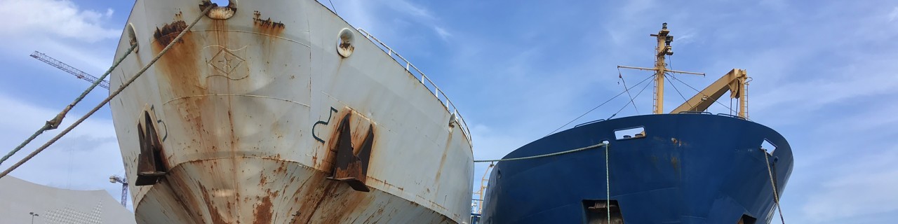 Rostige Schiffe im Hafen