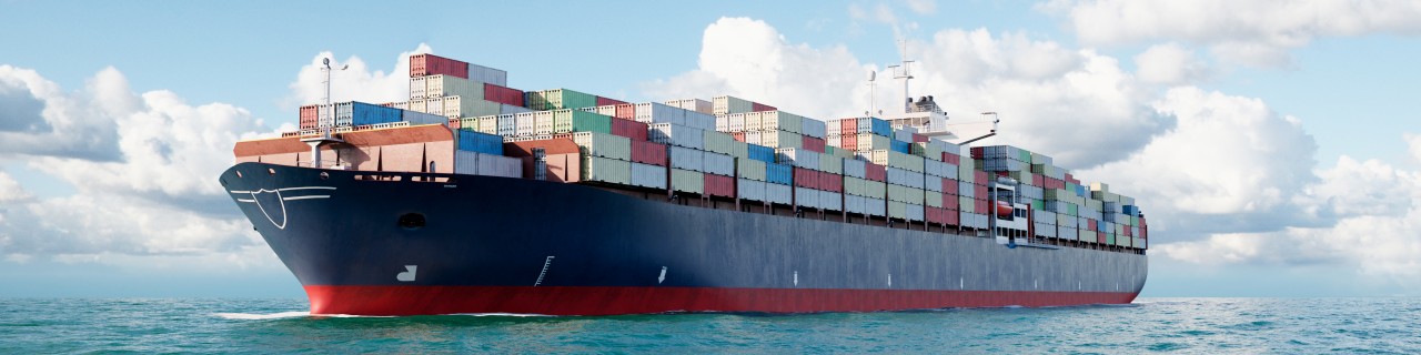 Frachtcontainerschiff im Meer