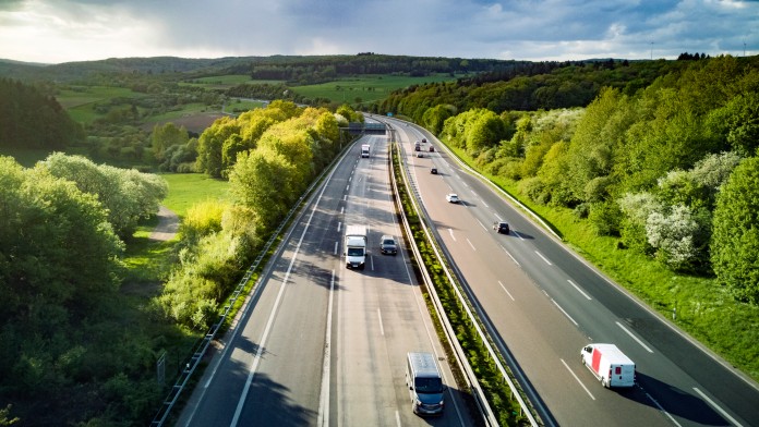 Autos und LKW auf mehrspuriger Straße