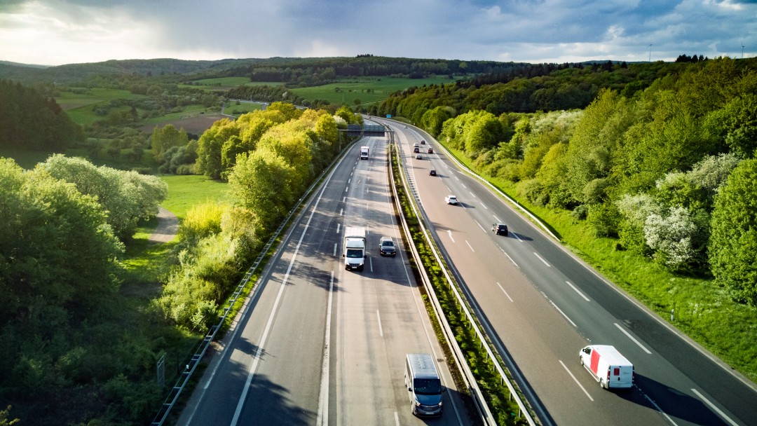 Autos und LKW auf mehrspuriger Straße