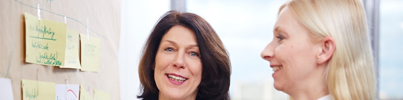 Frauen vor Pinnwand