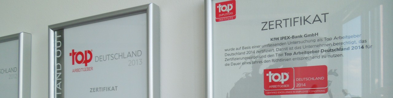 Fotos von Urkunden an der Wand