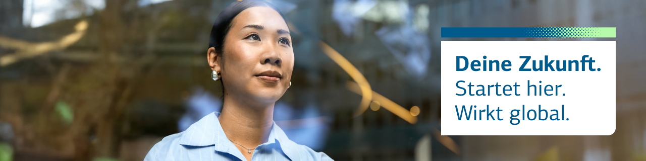 Junge Frau blickt in die Ferne