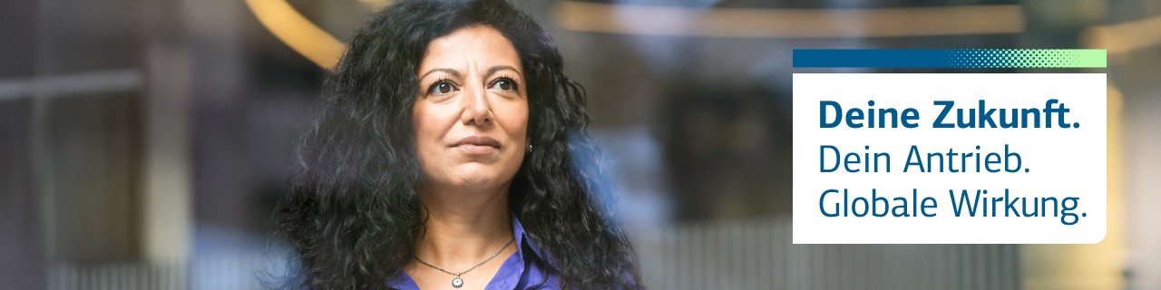 Frau mittleren Alters schaut in die Ferne