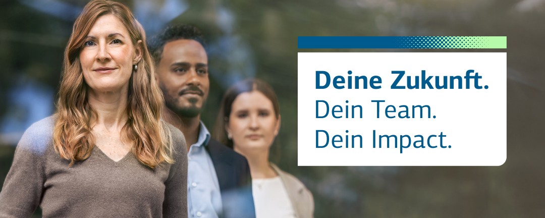 Frau im Vordergrund und ein Mann und eine Frau im Hintergrund blicken in die Kamera