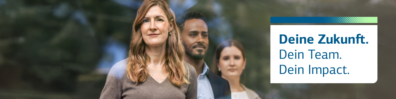 Frau im Vordergrund und ein Mann und eine Frau im Hintergrund blicken in die Kamera