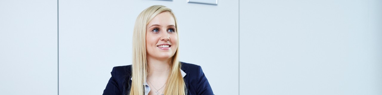 Junge Bewerberin sitzt am Tisch