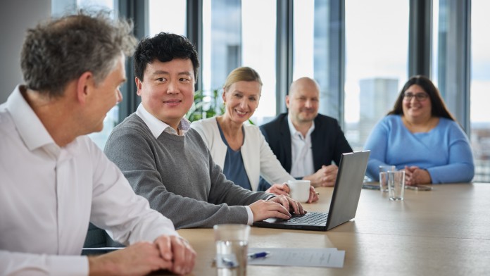 Mehrere Personen in einer Meetingsituation