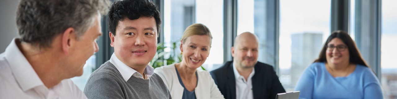 Mehrere Personen in einer Meetingsituation