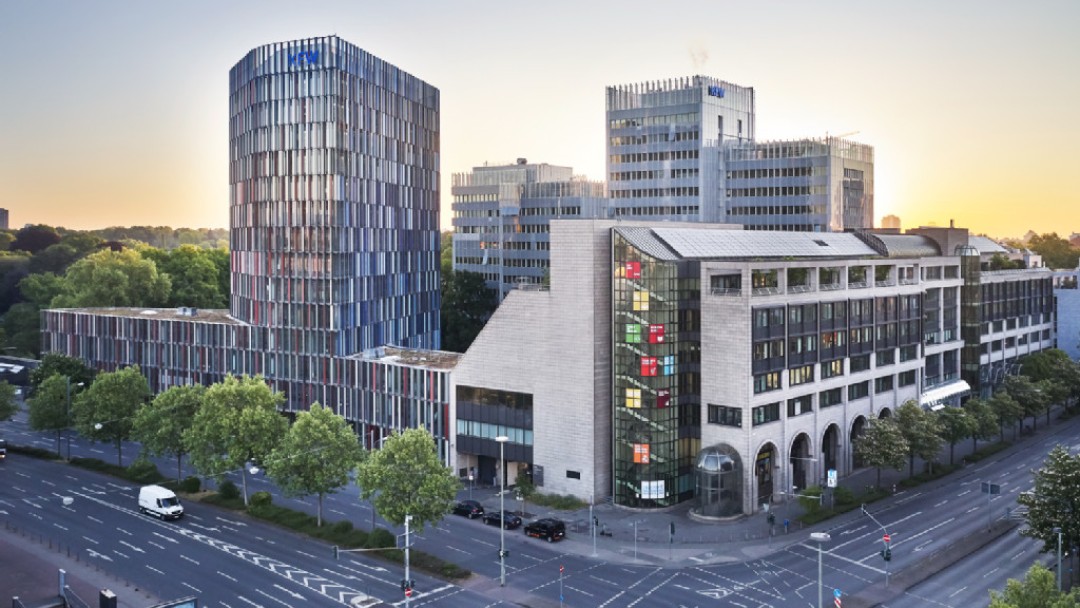 Drohnenaufnahmen des KFW Standorts Frankfurt am Main bei Sonnenuntergang