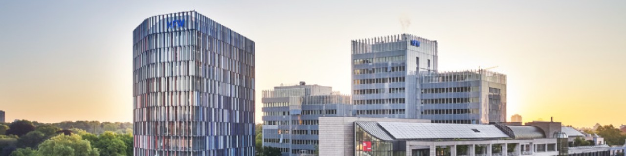 Drohnenaufnahmen des KFW Standorts Frankfurt am Main bei Sonnenuntergang