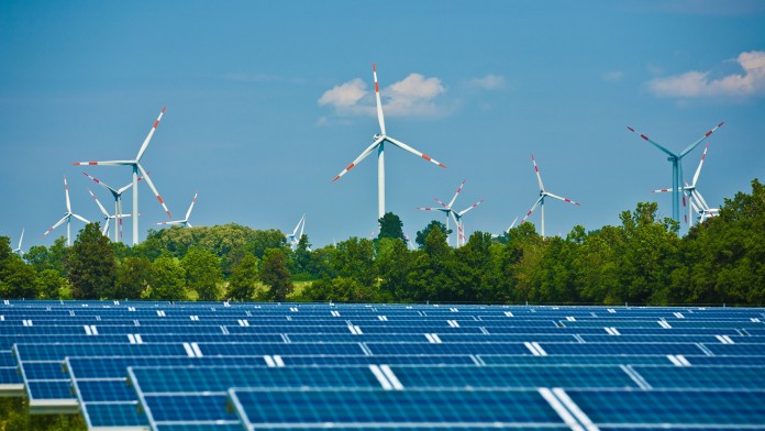 Sonnenkraftwerk und Windräder eines Windparks