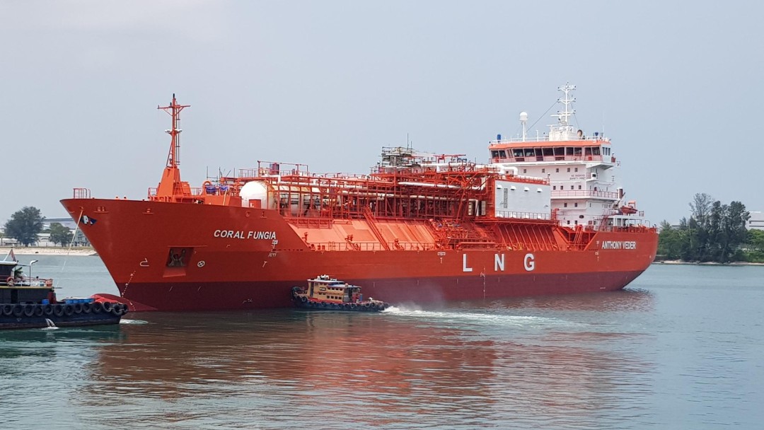 großes rotes Tankschiff auf dem Wasser