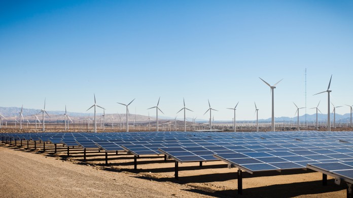 viele Windmühlen und Solaranlagen