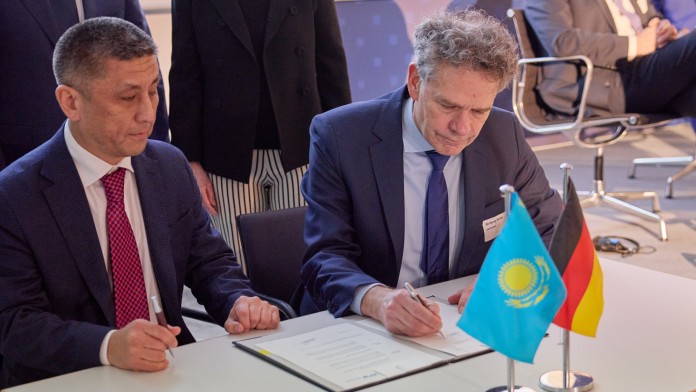 Signing beim Kasachstan Investment Day: Zwei Personen unterschreiben ein Dokument