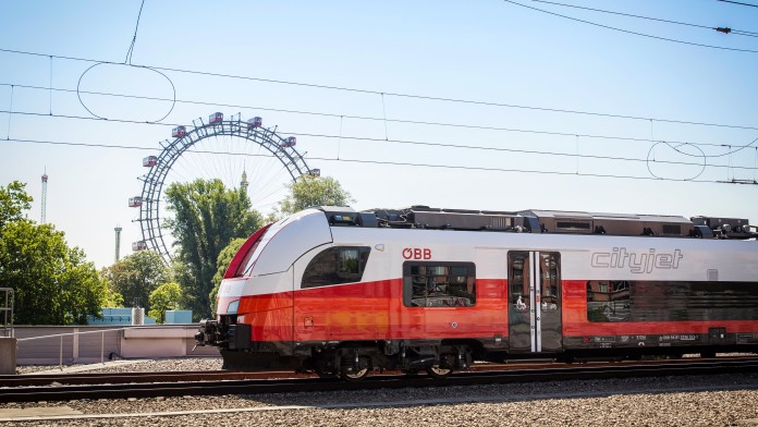 Elektrotriebwagen vor Riesenrad