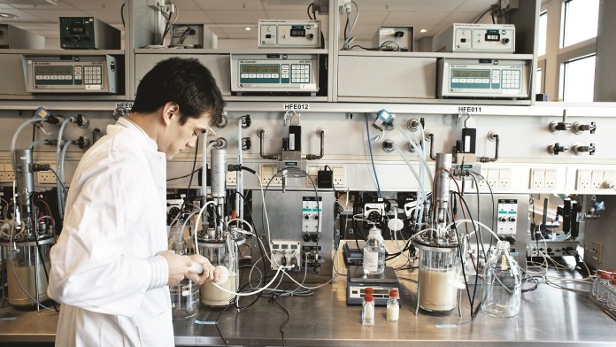 Mann im weißen Kittel bei der Arbeit im Labor