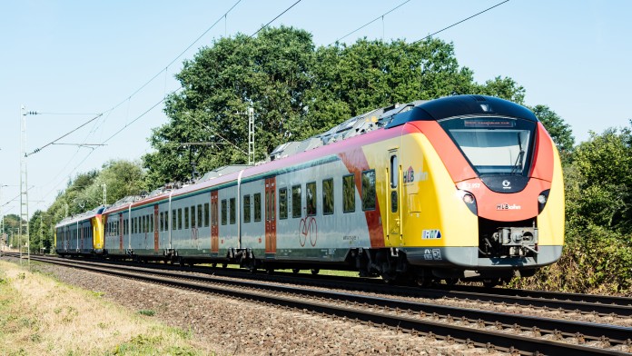 Zug der Hessischen Landesbahn in Fahrt, Zugtyp Corodia Continental