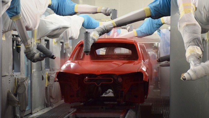 Auto wird von Robotern rot lackiert
