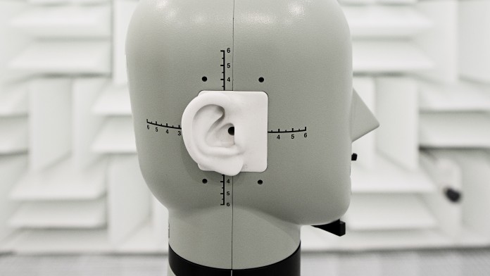 Modell eines Kopfes von der Seite für Forschung und Entwicklung von Hörgeräten