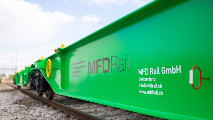 grüner Güterzug in Fahrt