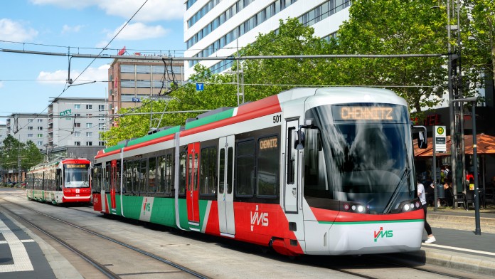 Rot-weiß- grüne Trams in der Stadt Chemnitz
