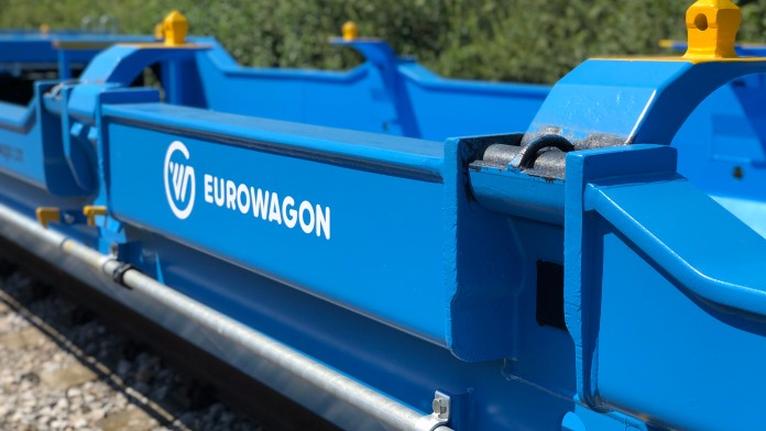 Blauer Güterwagen mit der Aufschrift Eurowagon