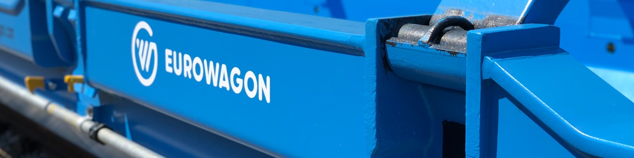 Blauer Güterwagen mit der Aufschrift Eurowagon