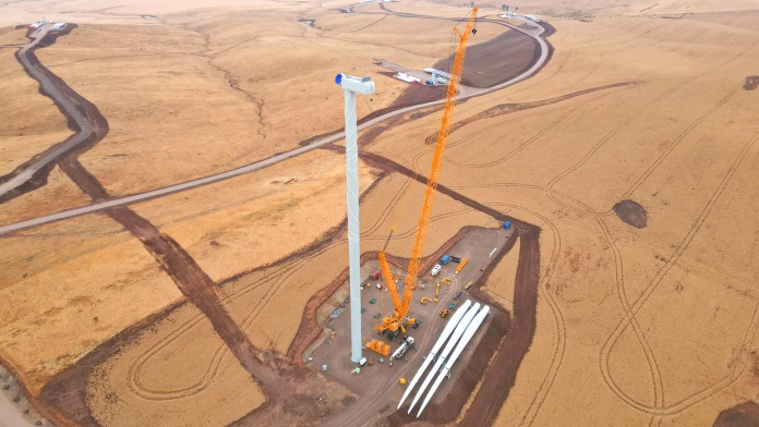 Bild von oben Errichtung einer Turbine in einer Wüstenlandschaft