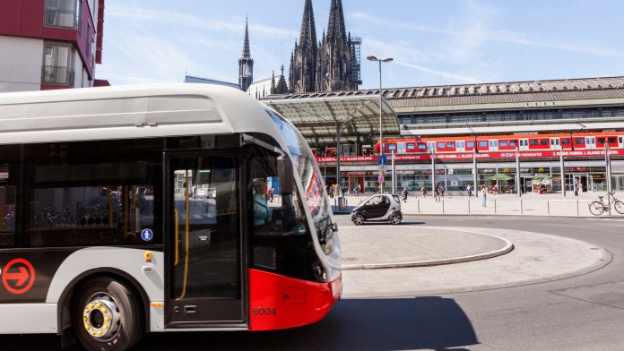 Electric bus, Cologne cathedral in the background