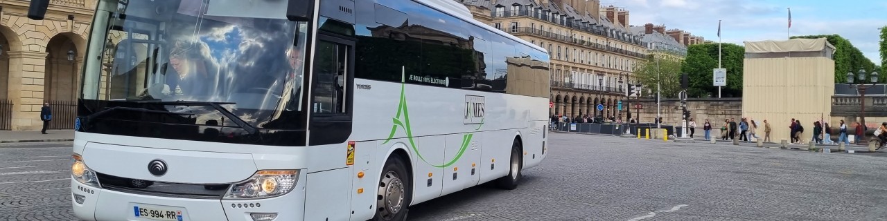Weißer E-Bus fährt in einer Stadt