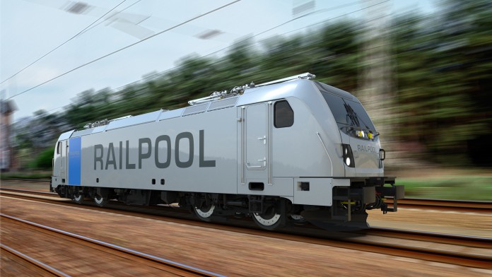 RAILPOOL Traxx Universal-Lokomotive auf den Schienen