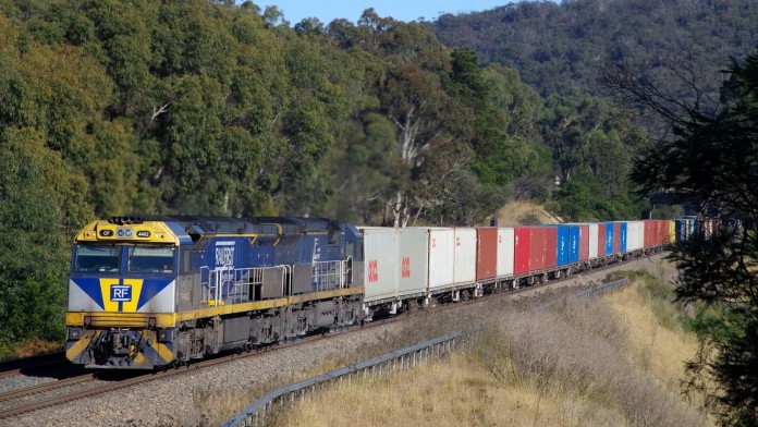 Güterzug auf der Schiene mit Containern in verschiedenen Farben