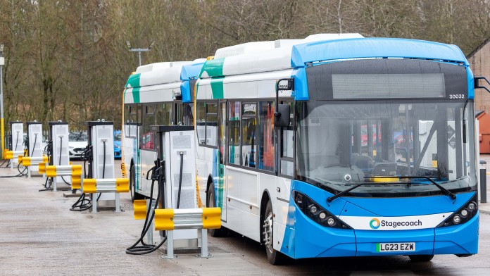 E-Bus an Ladestation
