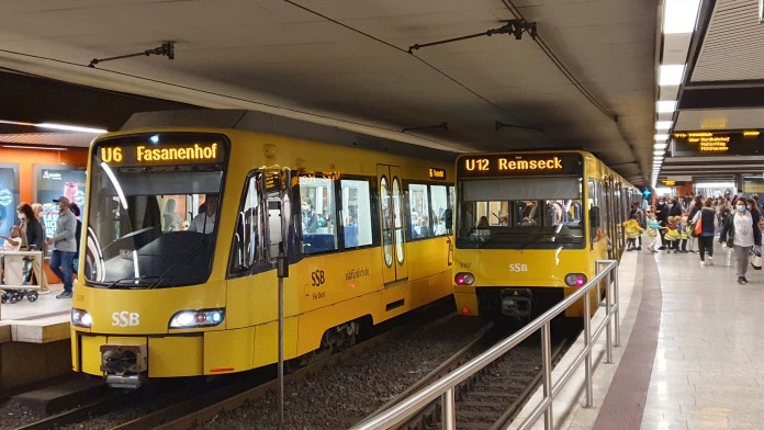 Zwei gelbe Straßenbahnen am Bahnsteig