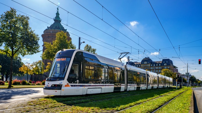 Seitenansicht einer weißen Straßenbahn