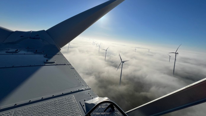 Blick von einer Windkraftanlage auf einen Windpark